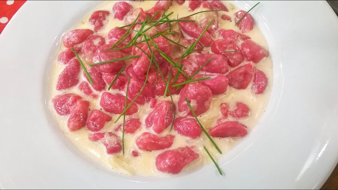 Ñoquis de remolacha con crema de queso y ciboullete