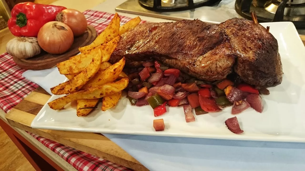 Colita de cuadril al ajo con papas bravas al horno