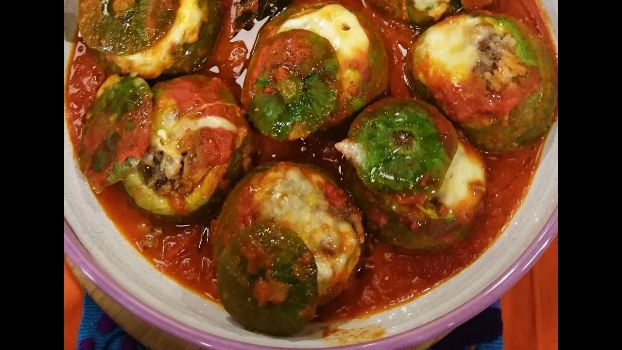 Zapallitos rellenos de carne con salsa de tomates