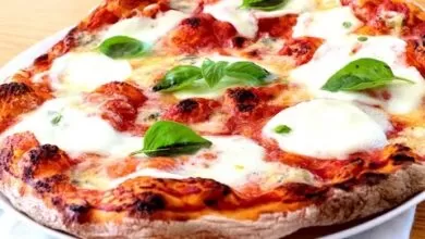 Auténtica pizza italiana. Masa de pizza ¡Sin amasar! Salsa de pizza. Horneado.