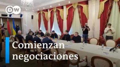 Delegaciones de Rusia y Ucrania  se sientan a la mesa